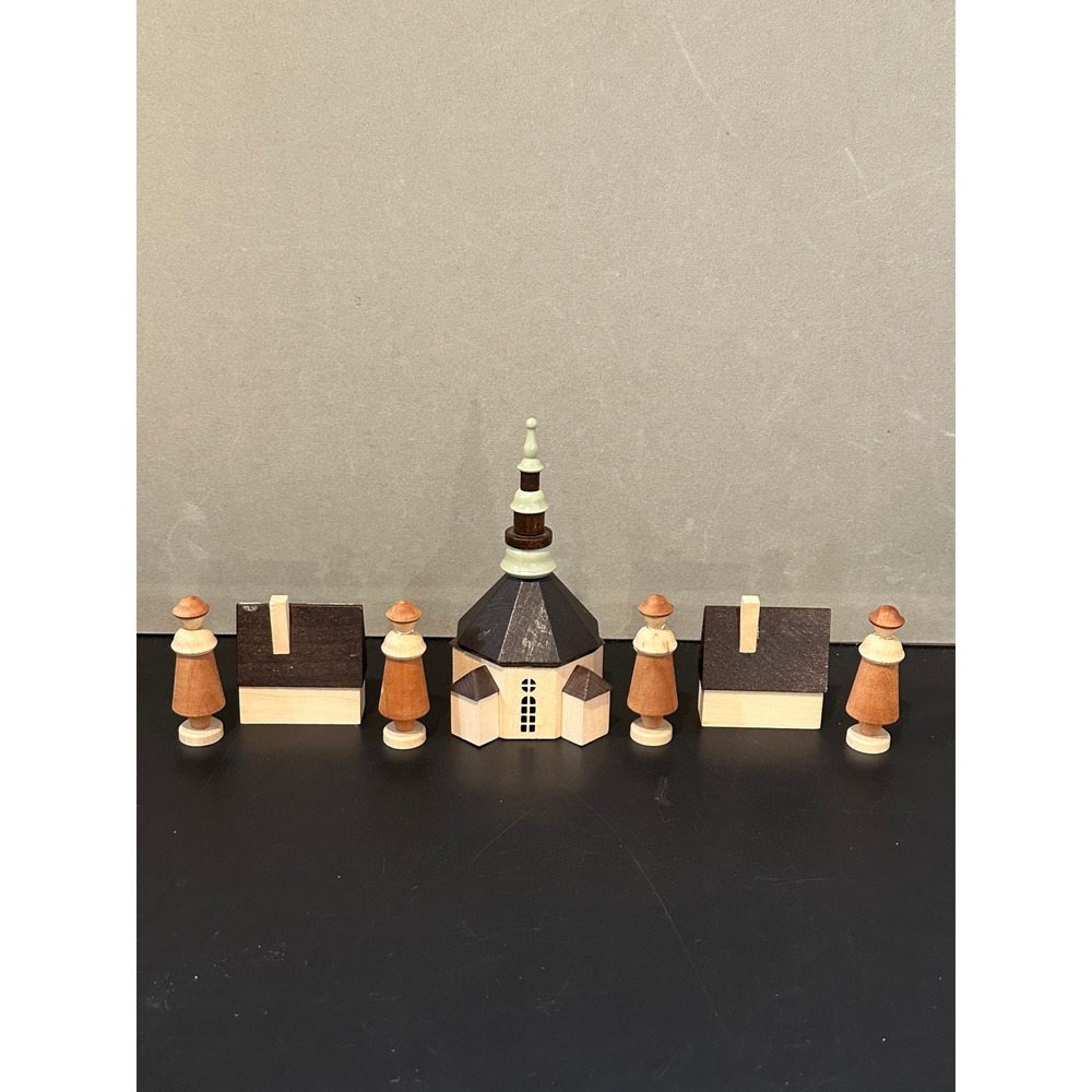 Vintage Seiffener‎ Dorf Wooden Mini Village Set Church Figures Folk Art 7 Piece